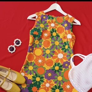 Retro dress / Sixties / Pop / Mod / 60s / Orange and violet flowers