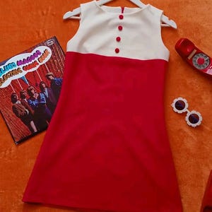 Vestido corto de estilo vintage 60s retro mod yéyé de dos colores con botones decorativos varias tallas y colores bajo pedido