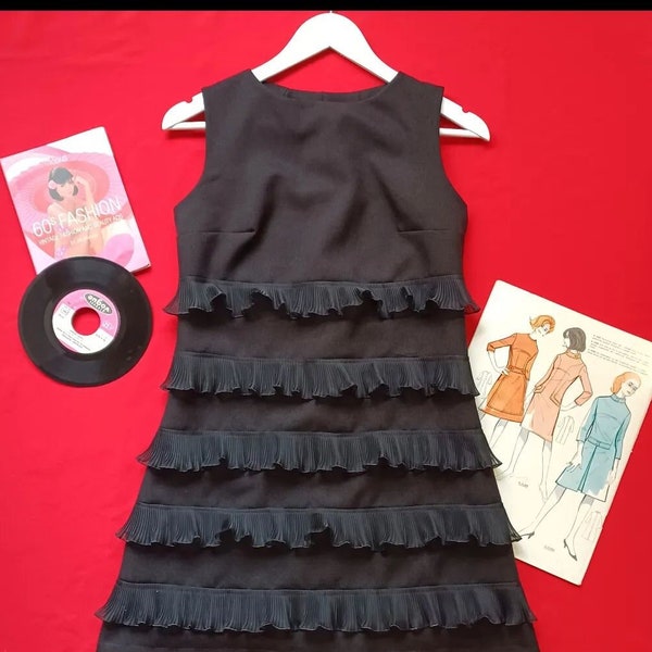 Vestido de mujer negro de volantes estilo retro 60s  por encargo