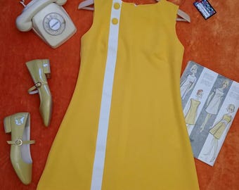 Jurk in retrostijl uit de jaren 60 en 70, verschillende maten en kleuren op aanvraag verkrijgbaar.