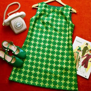 Minivestido de flores en tonos verdes estilo años 60s  hecho por encargo