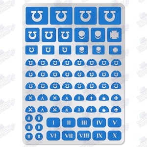 Puede incluir: Una hoja de calcomanías azules y blancas con varios símbolos y números romanos. Las calcomanías incluyen el símbolo Omega, calaveras, cruces y números romanos del I al X. Para aficionados y artesanos.