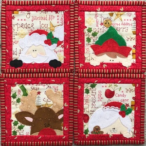 Può includere: Quattro sottobicchieri natalizi rossi e dorati con personaggi applicati. I sottobicchieri raffigurano Babbo Natale, un elfo, una renna e un pupazzo di neve. I sottobicchieri sono decorati con agrifoglio, stelle e le parole "Buon Natale", "Pace", "Gioia", "Stella", "Regalo dell'elfo", "Agrifoglio", "Bastone di zucchero", "Babbo Natale", "Albero", "Felice", e "Verde".