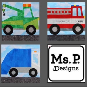 Peut inclure: Un patchwork représentant un camion de remorquage vert, un camion de pompiers rouge et blanc et un camion poubelle bleu. Chaque véhicule a des roues noires et est placé sur un fond bleu ciel. Le logo Ms. P Designs est également inclus.