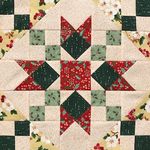 Puede incluir: Un bloque de colcha de retazos rojo, verde y blanco con un diseño de estrella. El bloque está formado por cuadrados y triángulos, y la tela tiene una variedad de patrones, incluyendo hojas de acebo, bayas y copos de nieve.