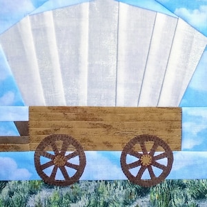 Pode incluir: Uma carroça coberta de branco com rodas de madeira castanho e uma carroçaria de madeira castanho. A carroça está sobre um fundo azul e verde.