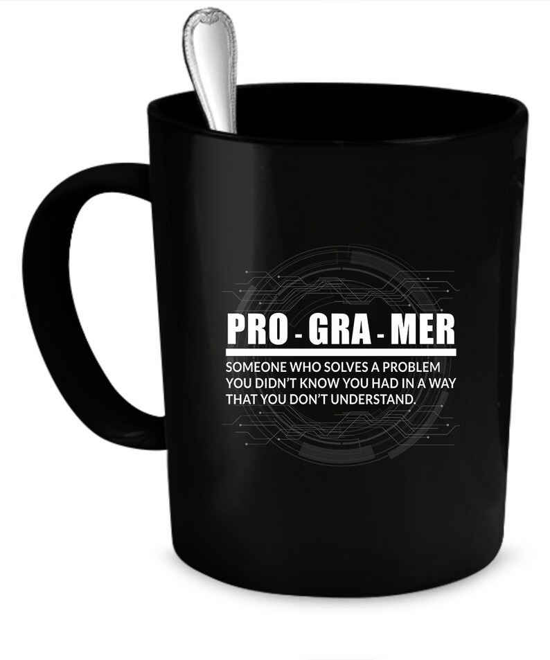 Puede incluir: Taza de caf&eacute; negra con un dise&ntilde;o blanco que dice "PRO-GRA-MER" y "Alguien que resuelve un problema que no sab&iacute;as que ten&iacute;as de una manera que no entiendes."