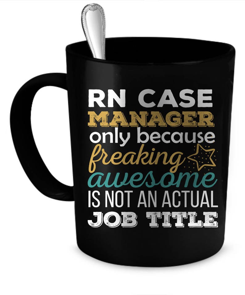以下が含まれることがあります： 「RN Case Manager only because freaking awesome is not an actual job title」と白で書かれた黒いコーヒーカップ。