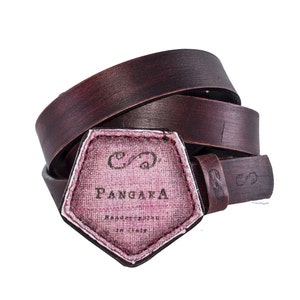 Peut inclure: Une ceinture en cuir marron avec une boucle hexagonale rose. La boucle porte un logo qui dit "PANGARA" en lettres brunes.