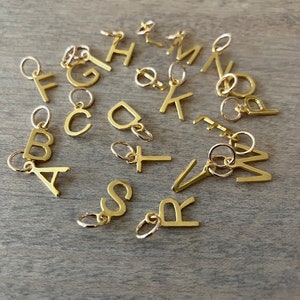 Breloque initiale en argent sterling plaqué or (vermeil), breloque lettre, breloque alphabet, mignonne, minuscule, minimaliste