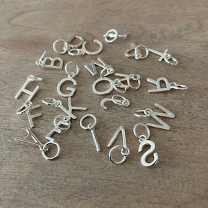 Breloque initiale en argent sterling, breloque lettre, breloque alphabet, mignonne, minuscule, minimaliste