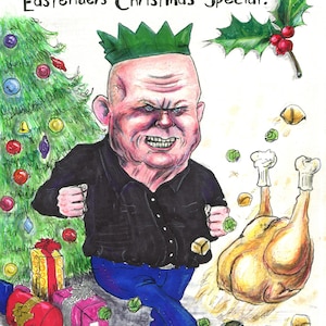 Può includere: Un'illustrazione disegnata a mano di un uomo che indossa una corona di carta verde e una camicia nera con jeans blu. È in piedi accanto a un albero di Natale con dei regali sotto. L'uomo sta calciando un tacchino arrosto e verdure verdi volano nell'aria. Il testo "It's not a proper Christmas until Phil Mitchell has gone ballistic on the Eastenders Christmas Special." è in cima all'immagine.