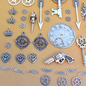 grand lot steampunk rockabilly breloques pendentifs engrenages aiguilles clé cadran ciseaux boussole crane pistolet couronne image 2