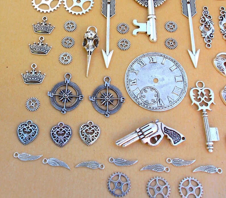 grand lot steampunk rockabilly breloques pendentifs engrenages aiguilles clé cadran ciseaux boussole crane pistolet couronne image 2