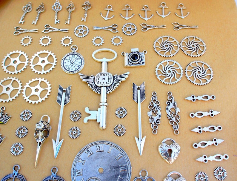 grand lot steampunk rockabilly breloques pendentifs engrenages aiguilles clé cadran ciseaux boussole crane pistolet couronne image 3