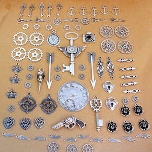 grand lot steampunk rockabilly breloques pendentifs engrenages aiguilles clé cadran ciseaux boussole crane pistolet couronne image 1