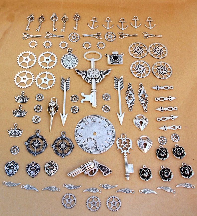 grand lot steampunk rockabilly breloques pendentifs engrenages aiguilles clé cadran ciseaux boussole crane pistolet couronne image 1