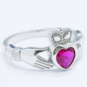 Anillo Claddagh de plata de ley con piedra roja rubí en forma de corazón, piedra natal de julio