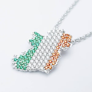 Carte de l'Irlande en argent sterling aux couleurs du drapeau irlandais