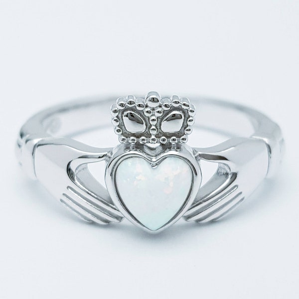 Anello Claddagh in argento sterling con cuore di opale bianco, pietra portafortuna di ottobre