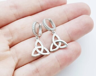 Orecchini celtici huggie, orecchini pendenti con nodo della trinità, gioielli celtici in argento, orecchini triquetra, orecchini pendenti celtici - Italia