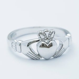 Sierlijke zilveren claddagh-ring, Ierse claddagh-ring uit Galway Ierland