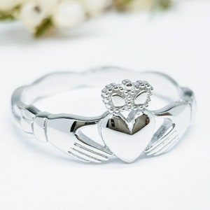 Zierlicher Silber Claddagh Ring mit keltischem Band, irischer Claddagh Ring