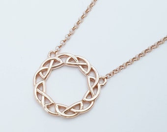 Op de afbeelding: Een ketting van roségoud met een Keltische knoop hanger. De hanger is een cirkel met een knoopontwerp.