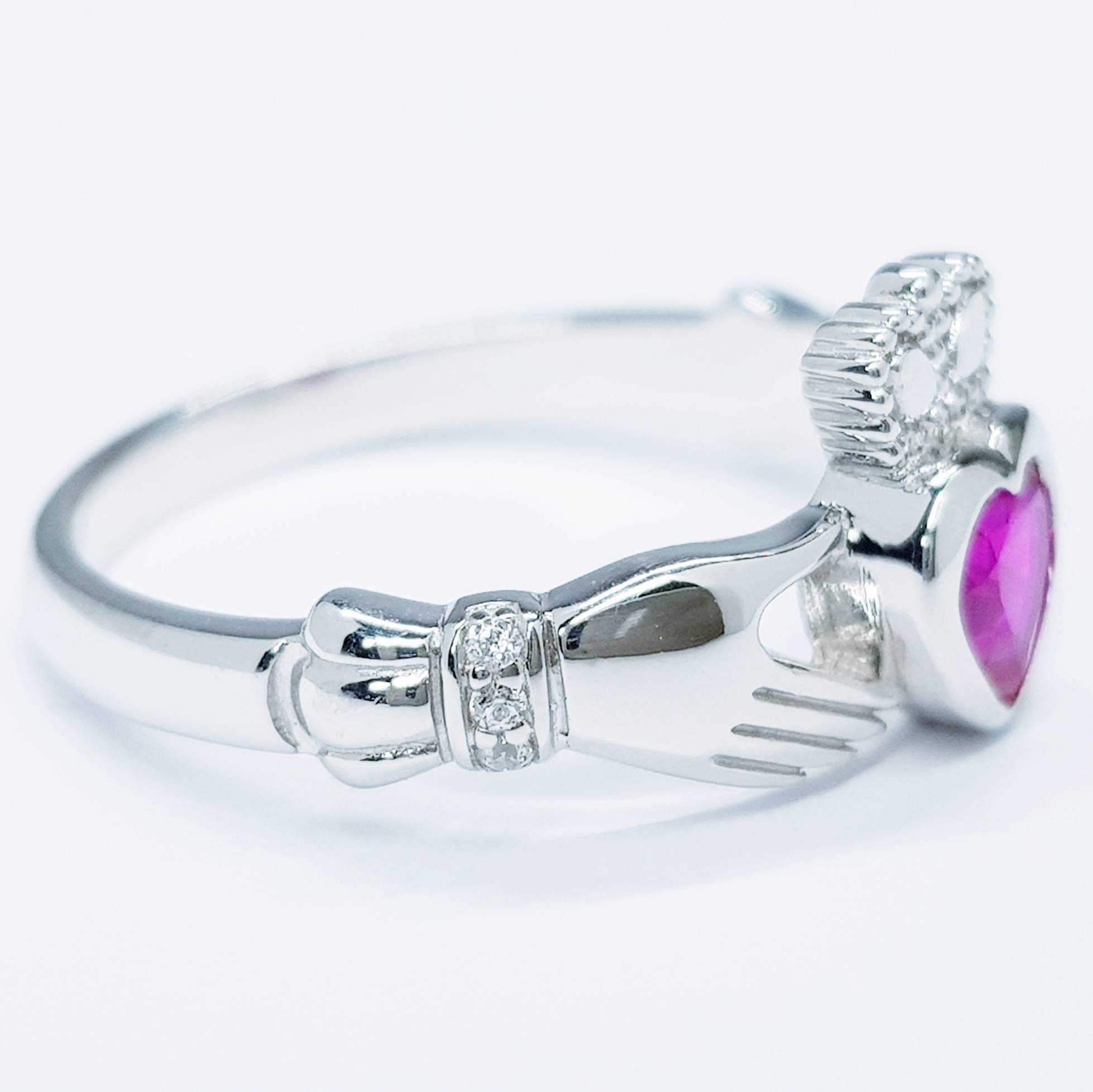 Anello Claddagh Con Pietra Nascita Luglio (Rubino CZ) In Argento Sterling 925 - Simbolo Irlandese Di Amicizia E Amore, Disponibile Misure 8-23