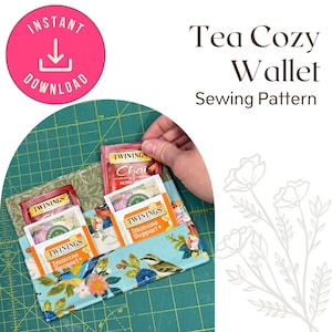 Può includere: Un modello di cucito per portafoglio per teiera turchese con disegni floreali e di uccelli, contenente bustine di tè. L'immagine include il testo "Download istantaneo" e "Modello di cucito per portafoglio per teiera".