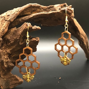 Boucles d&#39;oreilles abeille sur nid d&#39;abeille