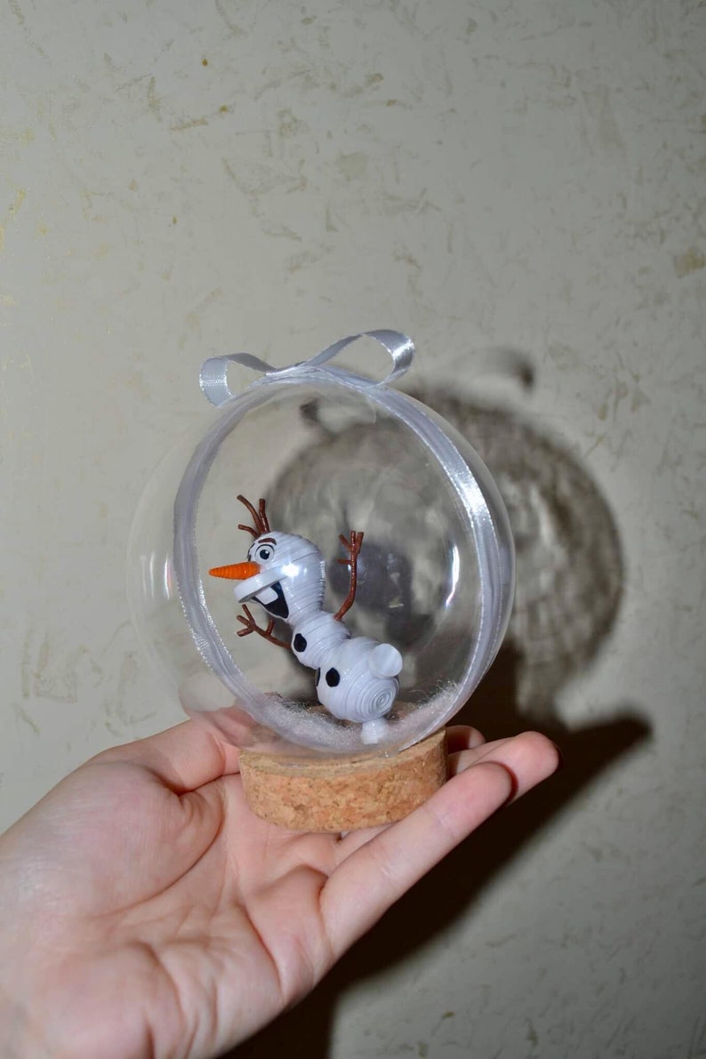 Snow globe ball with Olaf in quilling. Etsy