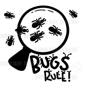 Puede incluir: Gr&aacute;fico en blanco y negro que presenta una lupa con hormigas dentro y alrededor. La frase "BUGS RULE!" est&aacute; escrita en una fuente l&uacute;dica debajo de la lupa. El dise&ntilde;o est&aacute; sobre un fondo blanco.