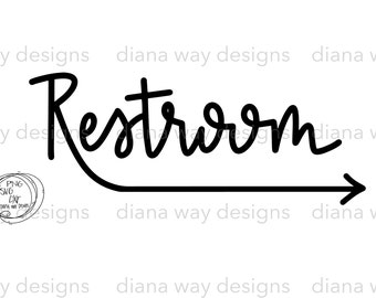 Può includere: Grafica in bianco e nero con la parola "Restroom" in corsivo, con una freccia che punta a destra. È presente anche un piccolo logo circolare con testo. Lo sfondo è bianco.