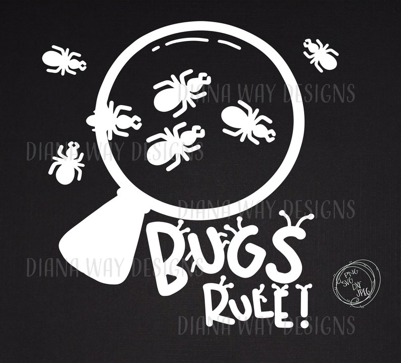 Puede incluir: Gr&aacute;fico blanco de hormigas y una lupa sobre un fondo negro. El texto "BUGS RULE!" est&aacute; debajo de la lupa. La imagen tambi&eacute;n incluye el texto "DIANA WAY DESIGNS" y un peque&ntilde;o c&iacute;rculo con "PNG SVG DXF JPG".