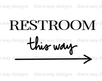 Può includere: Un cartello bianco e nero con il testo "RESTROOM" in un carattere serif e "this way" in un carattere scritto a mano. Una freccia nera punta a destra.