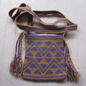 Petit sac à bandoulière en laine au crochet avec bandoulière tissée