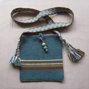 Bolsa de ombro de lã de crochê azul-petróleo com alça de cartão trançado