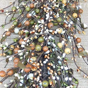 Guirnalda de bayas otoñales: 135 cm, decoración rústica en verde, crema y mostaza