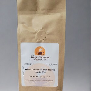 K&ouml;nnte beinhalten: Ein brauner Papierbeutel mit einem wei&szlig;en Etikett, auf dem "Great Mornings Coffee & Tea" und "White Chocolate Macadamia Nut Coffee" steht. Das Etikett enth&auml;lt auch den Text "Net Wt 8 oz. (227g) 1/2 lb" und "www.greatmorningscoffeeandtea.com".