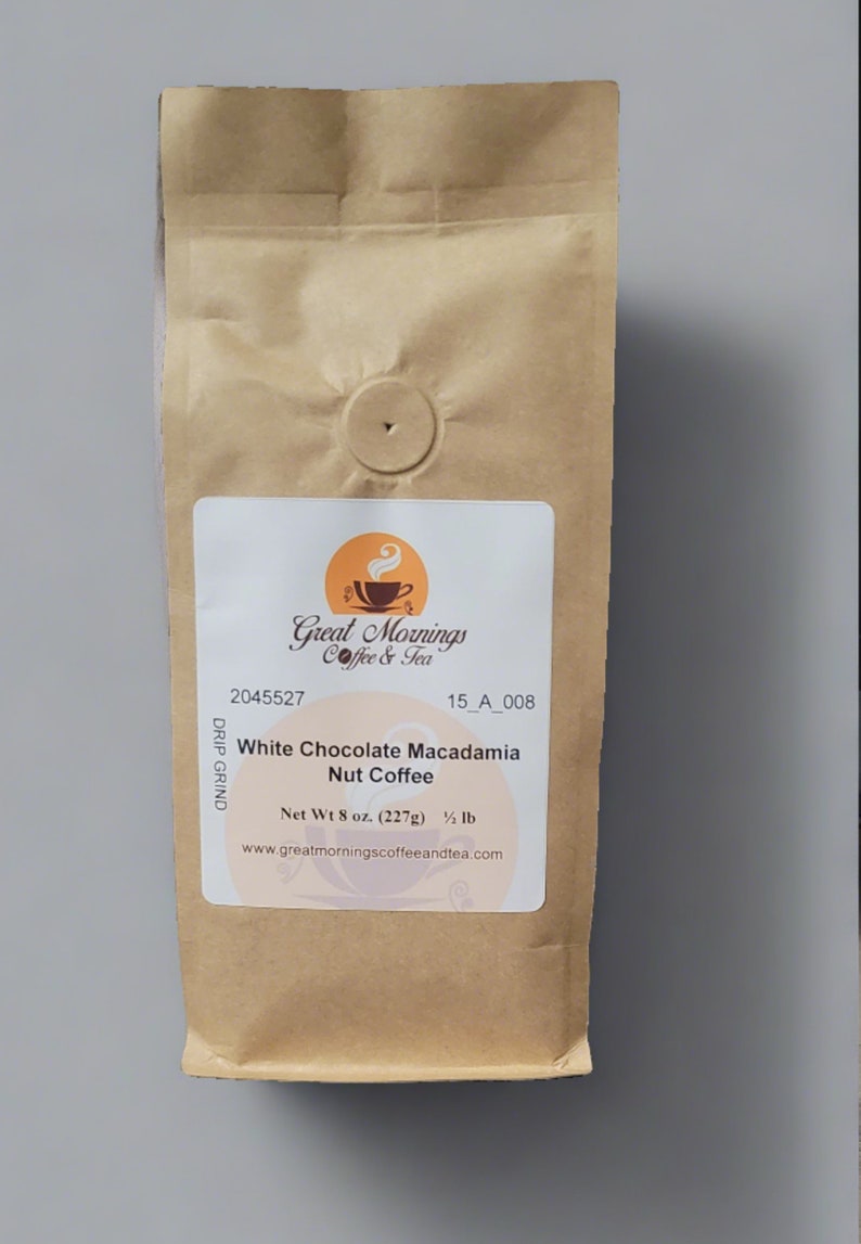 K&ouml;nnte beinhalten: Ein brauner Papierbeutel mit einem wei&szlig;en Etikett, auf dem "Great Mornings Coffee & Tea" und "White Chocolate Macadamia Nut Coffee" steht. Das Etikett enth&auml;lt auch den Text "Net Wt 8 oz. (227g) &frac12; lb" und "www.greatmorningscoffeeandtea.com".