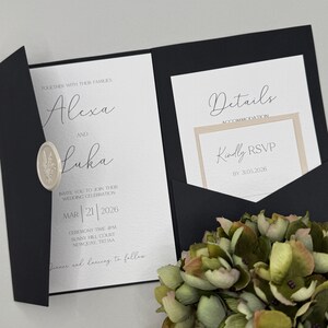 Elegante trouwkaartsuite | Zwarte zakvouw | Modern kalligrafieschrift | Kaart voor reactie en details | Aangepaste uitnodiging voor bruiloften in 2026