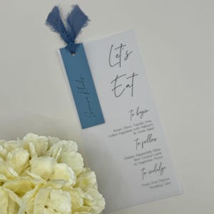Blaue Hochzeitsmenükarten, moderne Menükarte mit Namen der Gäste, elegantes Menü mit Namensschildern, Kalligraphie Hochzeitsmenü