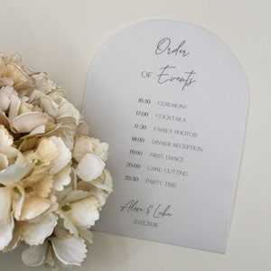 Letrero de orden de eventos para bodas – Tarjeta de itinerario en forma de arco – Cronograma personalizado para ceremonia y recepción – Diseño minimalista elegante