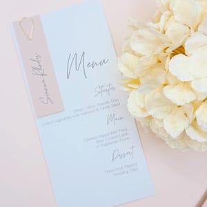Personalisiertes Hochzeitsmenü mit Gast Namensschild – Minimalistisches Hochzeitsmenü – Elegante Tischdekoration mit individueller Tischkarte