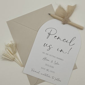 Tarjeta de invitación para boda con lápiz y cinta: un anuncio de boda divertido y elegante.