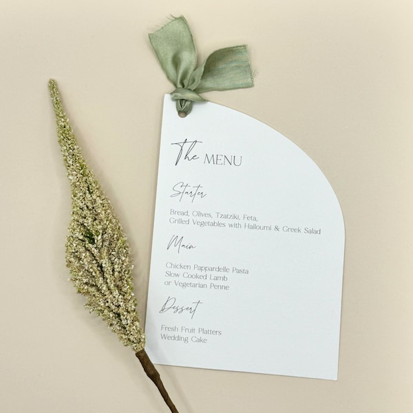 Tarjetas de menú de boda arqueadas en verde salvia con cinta deshilachada