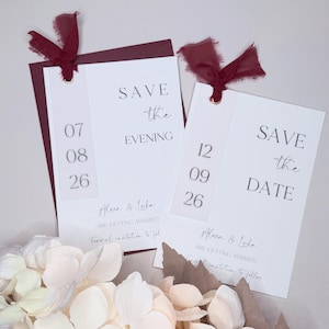 Tarjeta de guardar la fecha en color burdeos con etiqueta de fecha