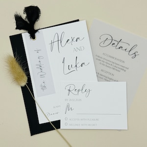 Elegante juego de invitaciones de boda en vitela con cinta y RSVP