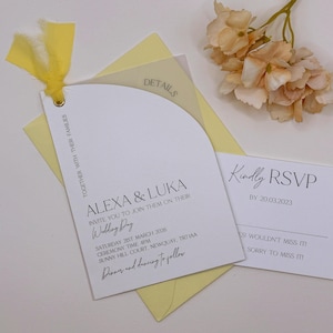 Invitaciones de boda amarillas, invitaciones de pergamino, paquete de invitaciones de boda con cinta, invitaciones de boda con sobre, invitaciones sencillas, código QR